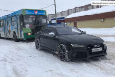 Co za moc, Audi RS7 wyciąga autobus z zaspy.