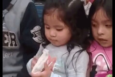 Dziewczynka pokazuje magiczny trick ze znikającą chusteczką.