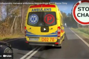 Kierowca ambulansu daje popis na drodze.