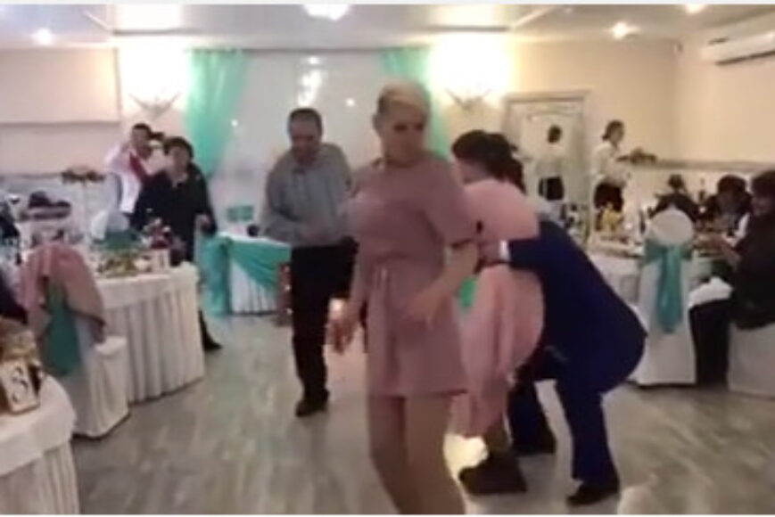 Wideo: Nokaut podczas tańca na weselu, idiota roku